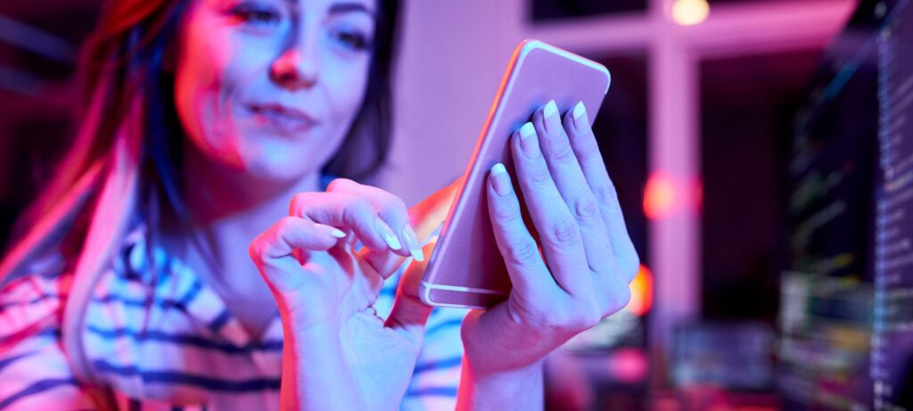 Frau mit ovolution Zyklus-App